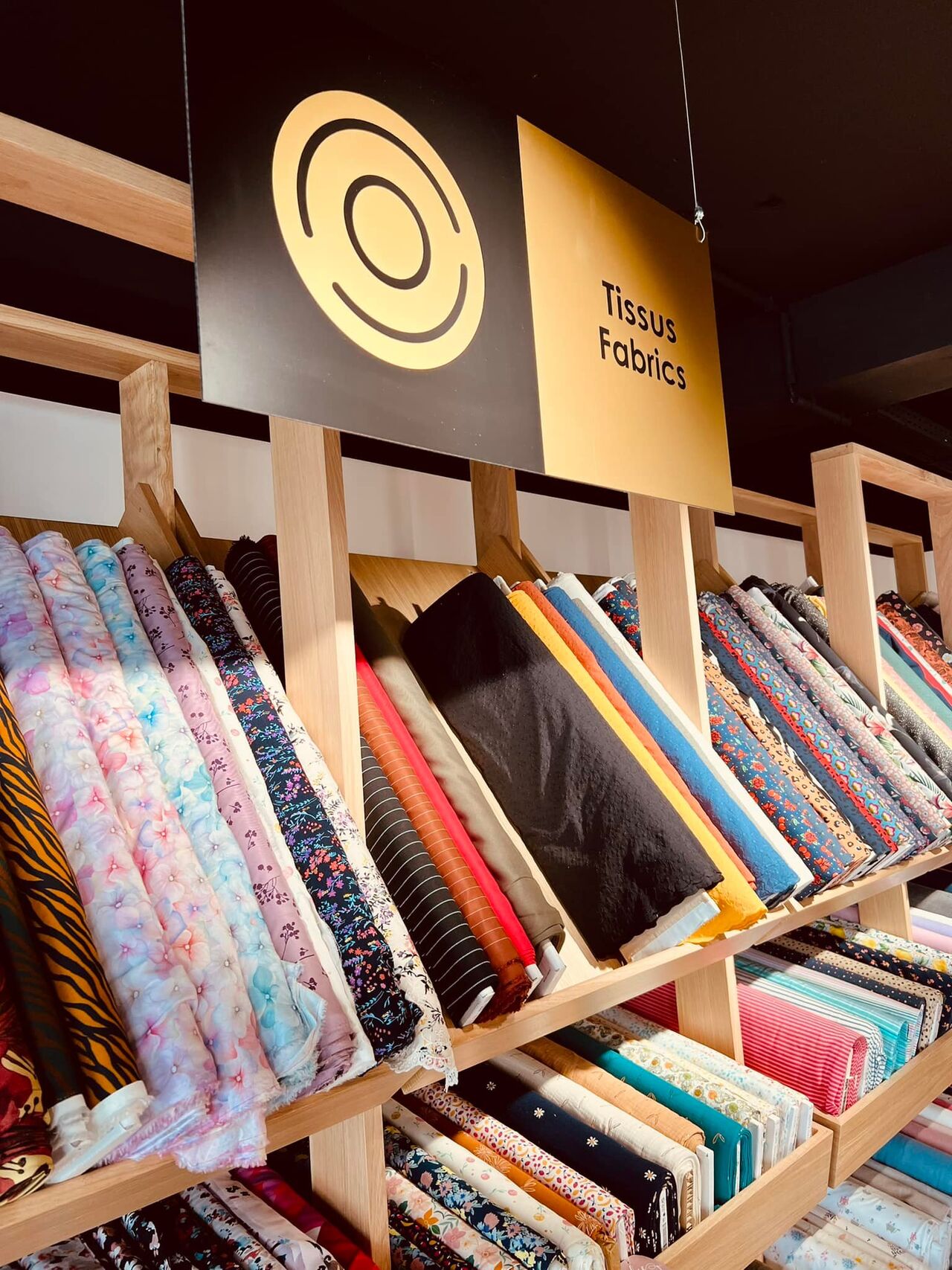 C'est du Joly - Mercerie - Atelier couture - Bruxelles - Logo - Identité visuelle - Graphisme - Branding - Periskop - Agence de communication - Studio graphique - Signalétique - Pictogramme